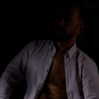 Tommaso Volker con camicia sbottonata